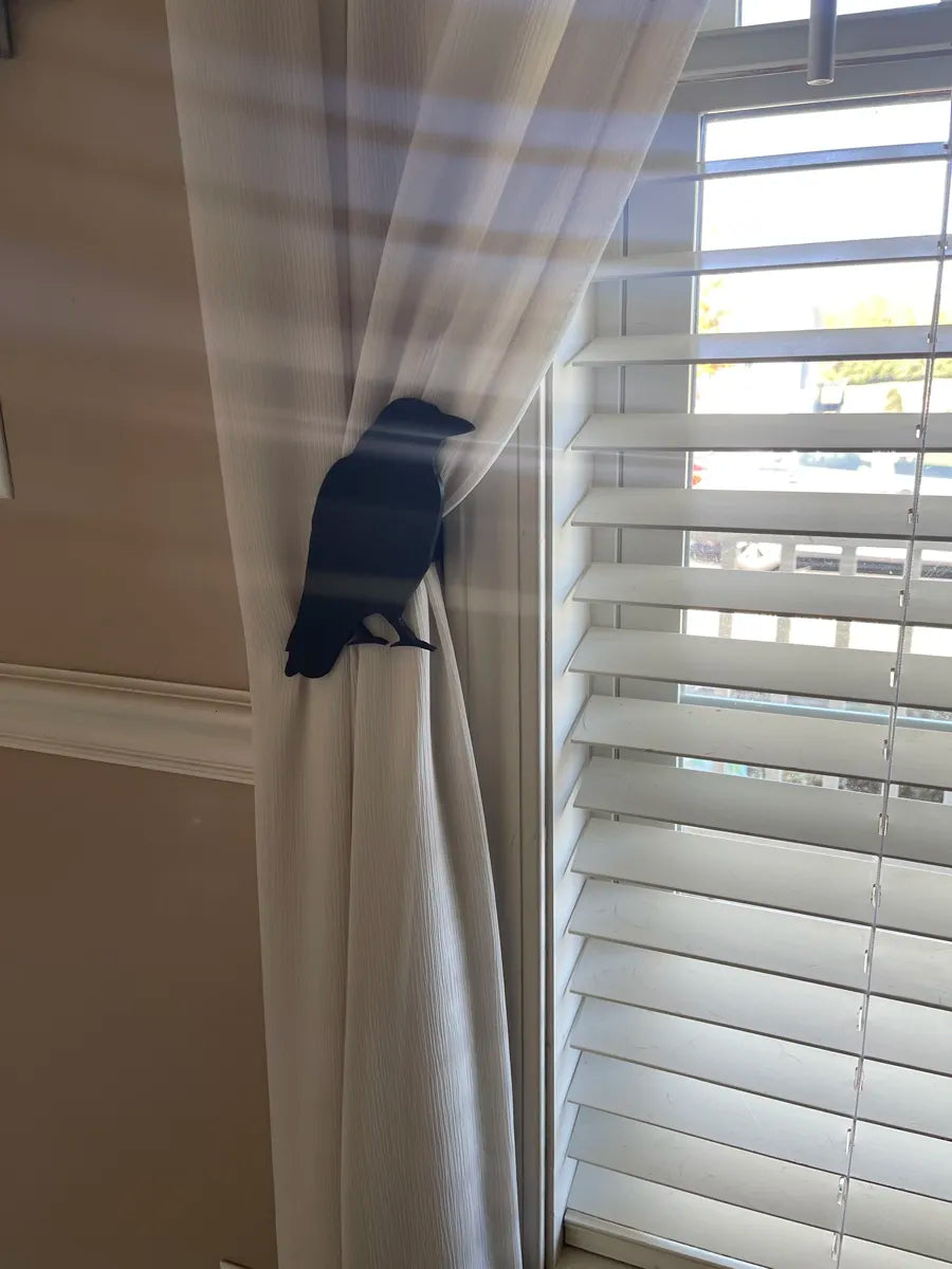 Raven curtain holdback